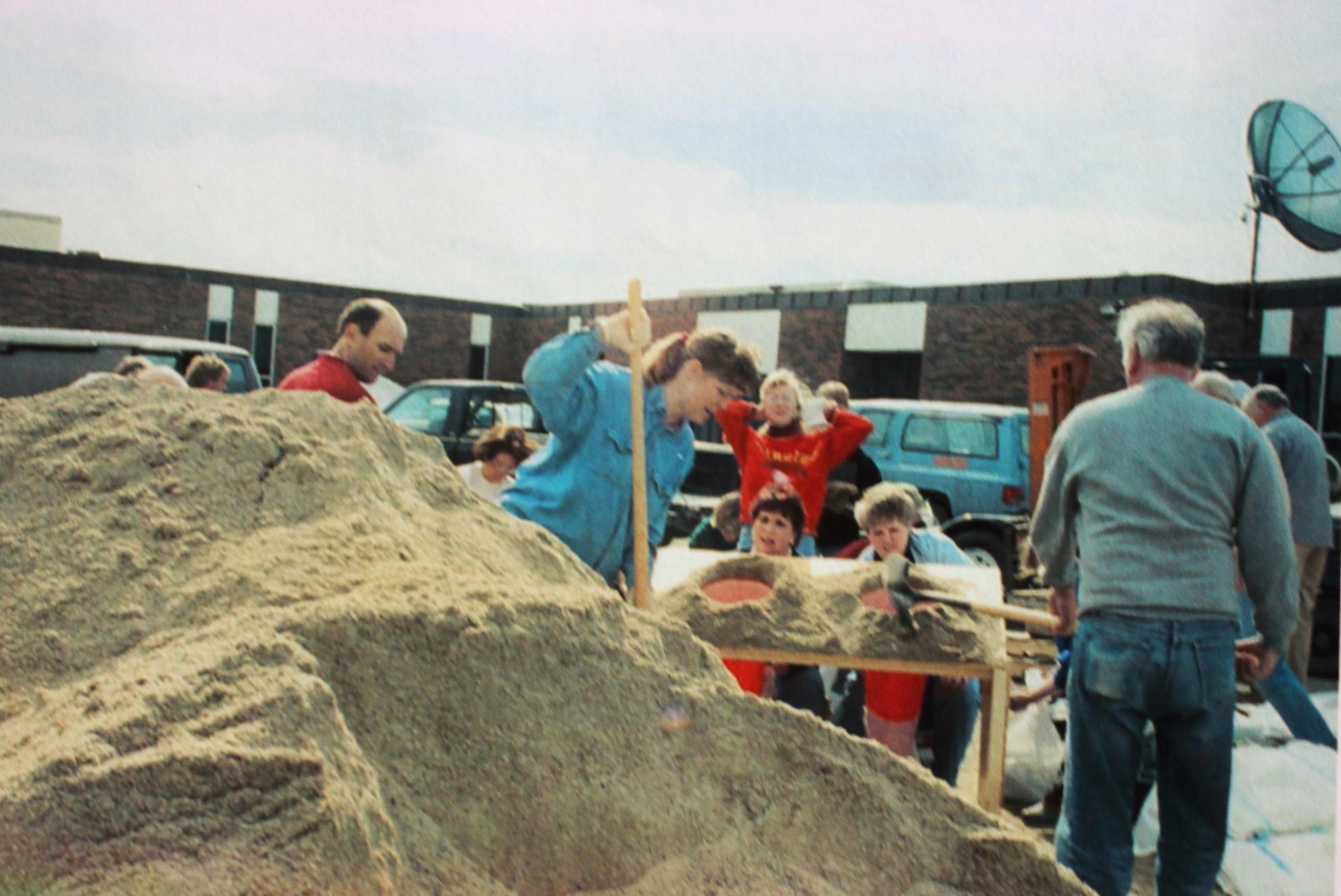 1997年，学生和工作人员在穆尔黑德校区的停车场里帮助救灾工作